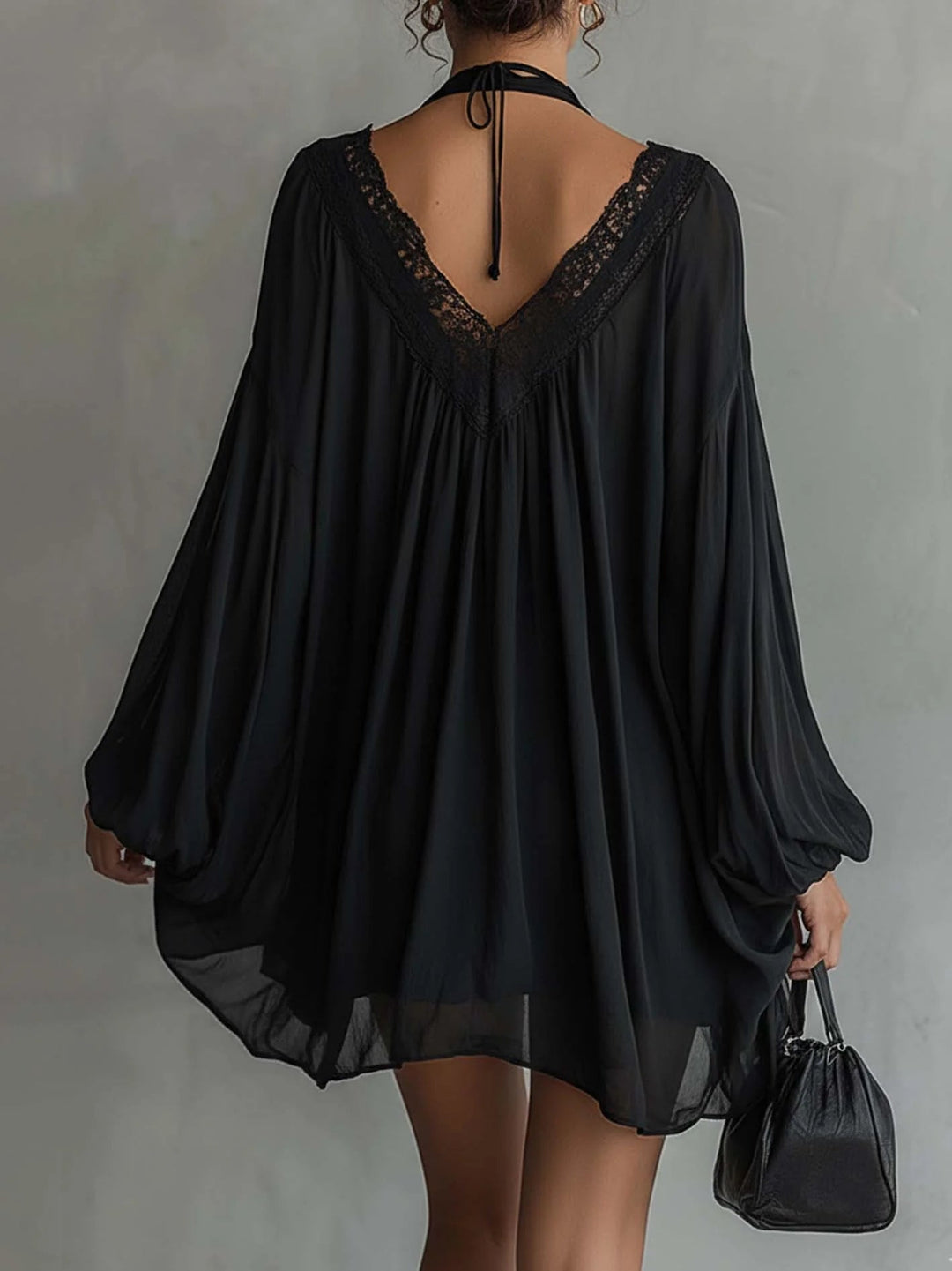 Laura - Vestido Mini em Chiffon Preto com Decote de Renda para Mulher