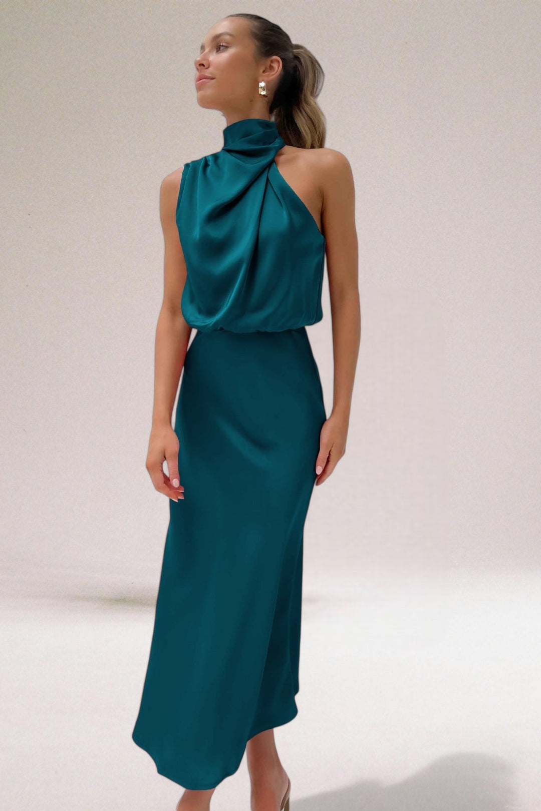 María | Vestido Halter Satén Elegante