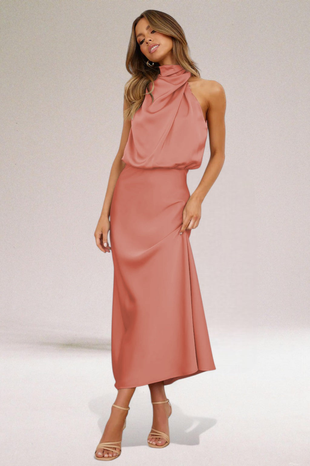 María | Vestido Halter Satén Elegante