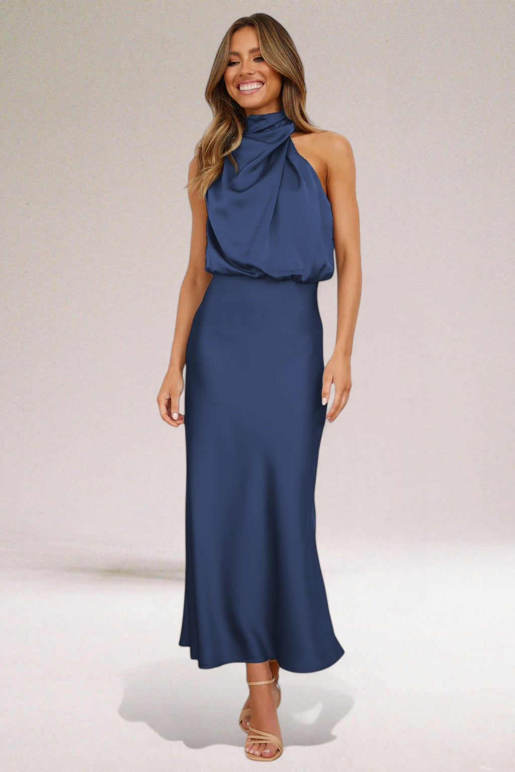 María | Vestido Halter Satén Elegante