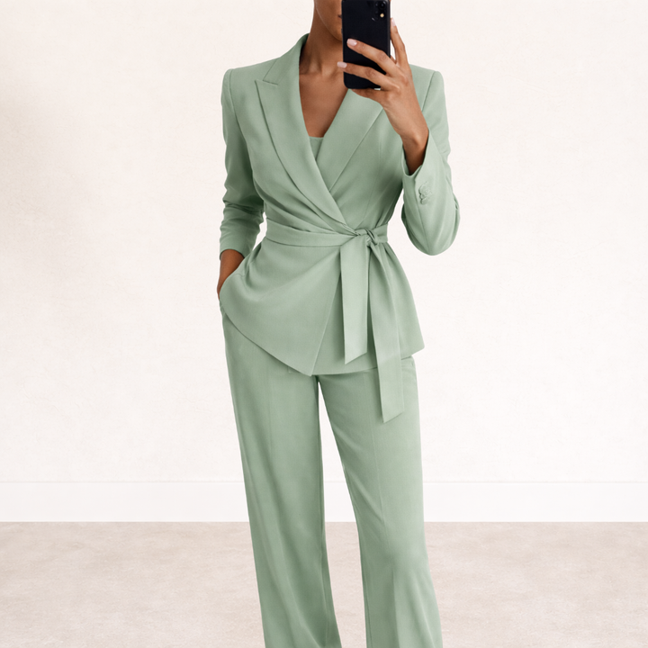 NIKA | FATO ELEGANTE EM DUAS PEÇAS PARA MULHER