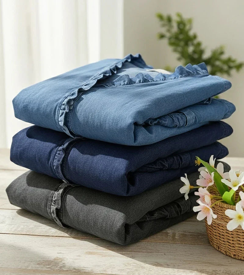 Adele | Blusa em denim fluido com decote em V e volante