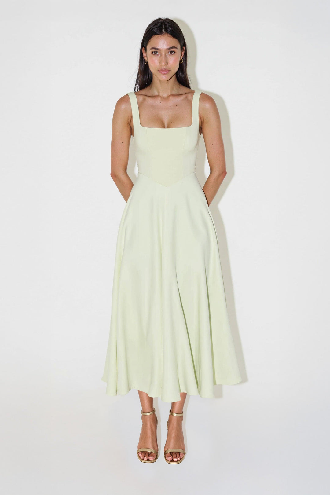 NOMI™ | Vestido midi com decote quadrado