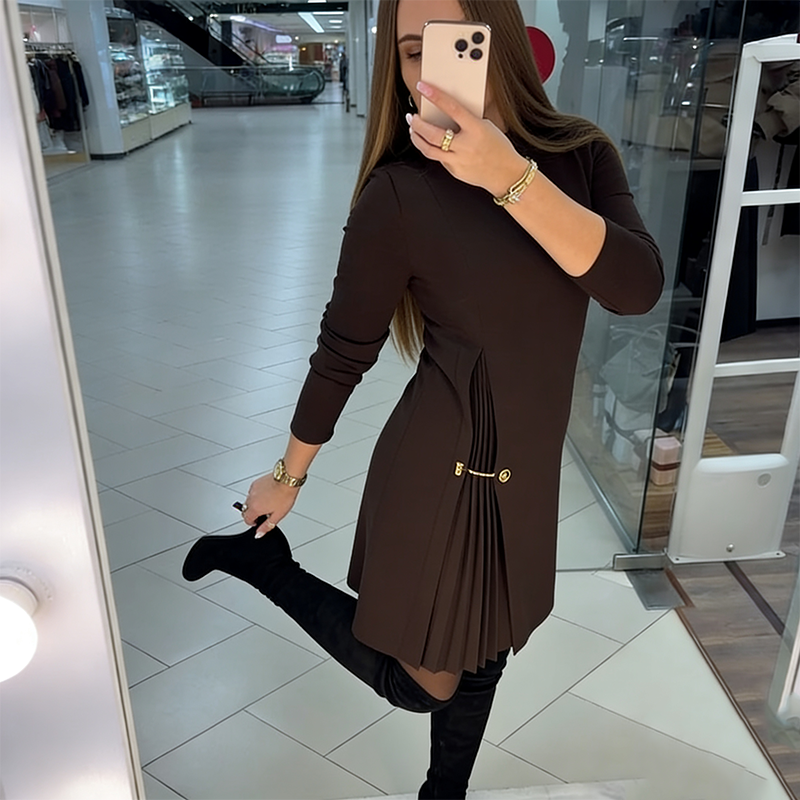 Linares - Vestido Sofisticado em Linha A com Detalhe Plissado e Cadeia Dourada